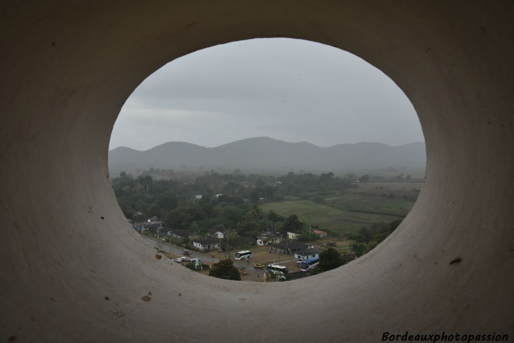 Du haut de la tour, on aperçoit le massif de l'Escambray. Elle servait également à repérer les esclaves qui tentaient de fuir leur misérable condition.