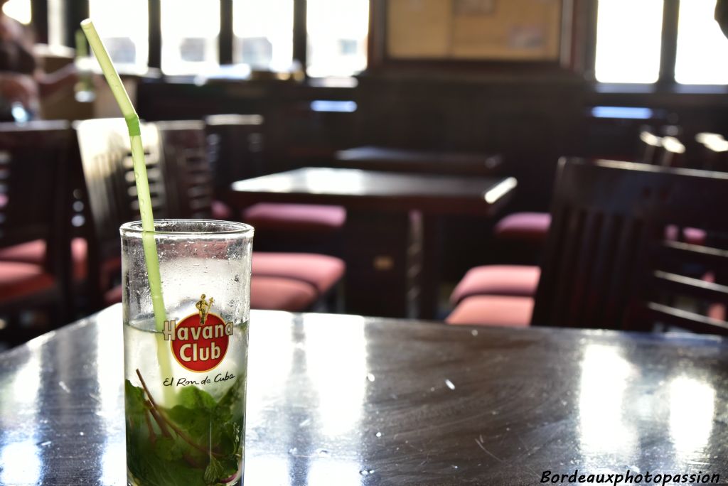 Pour les touristes, le mojito est le plus connu des cocktails. Les Cubains eux, préfèrent le rhum pur.