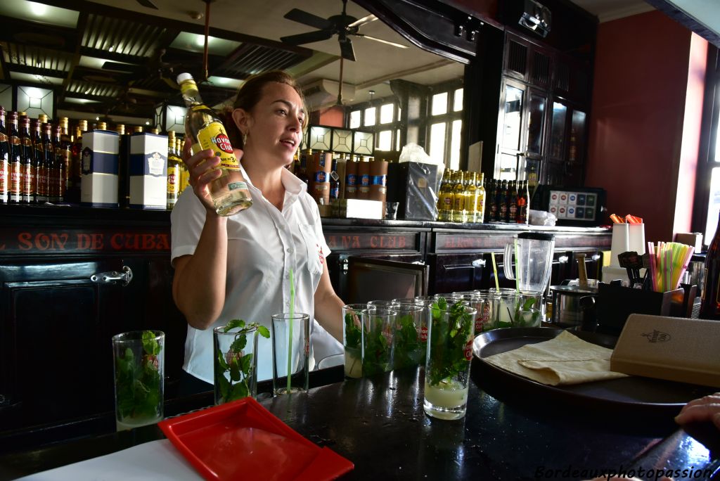 Le mojito est un cocktail à base de rhum, de citron vert et de feuilles de menthe fraîche. Il est  né à Cuba dans les années 1910.