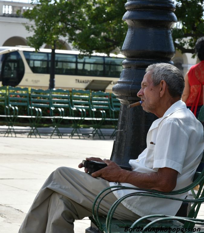 Fumer un bon cigare dans le parque José Marti à l'ombre, voilà un moment délicieux.