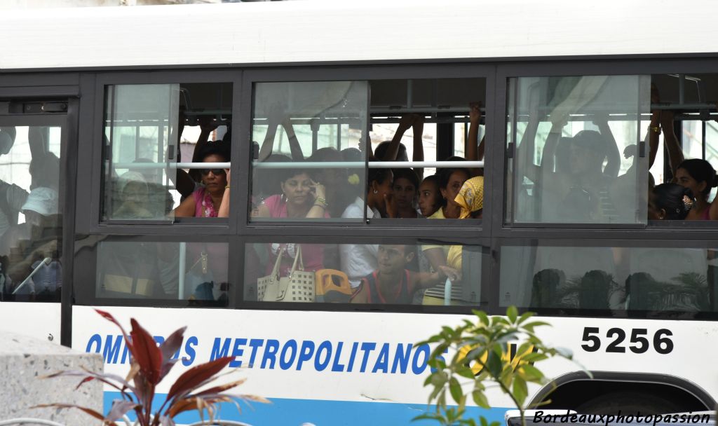 Il fait chaud à Cuba et les bus sont bondés.