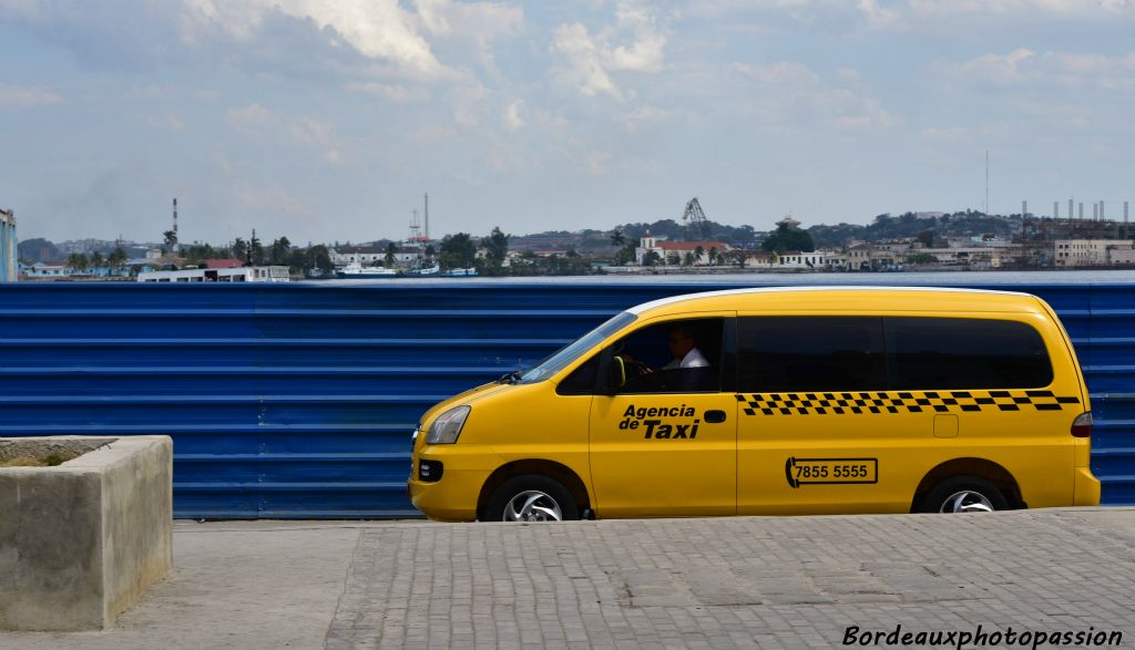De nombreux taxis privés ou d'état parcourent la ville surtout dans les zones touristiques.