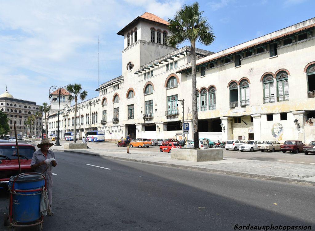 A La Havane ce bâtiment sur le port deviendra dans quelques années un lieu d'accueil de millions de touristes aisés qui descendront de paquebots luxueux. Combien de Cubains pourront le faire ? Les Cubains "américains" certainement.