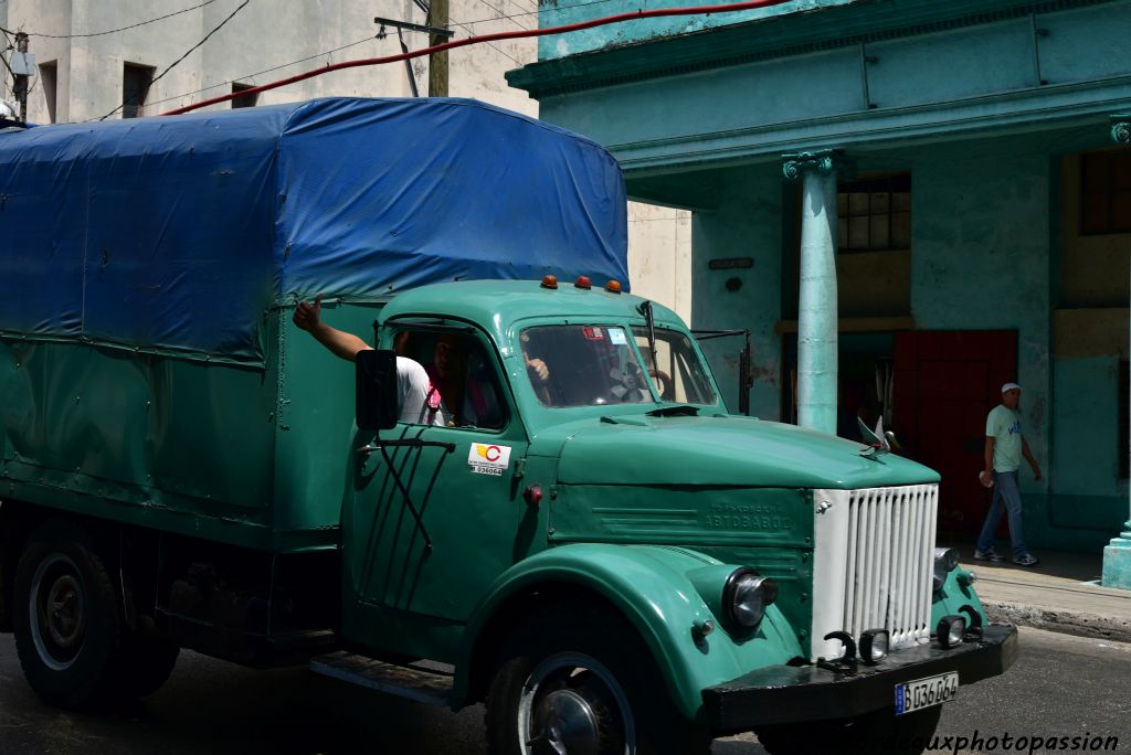 Un camion, reste des trois décennies de présence soviétique.