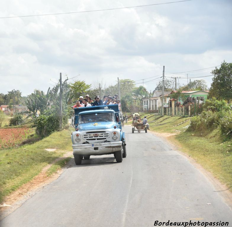 Le camion ne sert pas qu'au transport de marchandises. Ils permet aussi le déplacement des travailleurs.