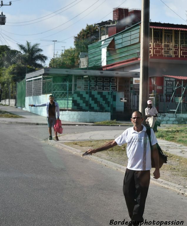 Autre moyen de déplacement pour le Cubain : l'autostop. Avec  quelques pesos à la main c'est plus incitatif pour faire arrêter n'importe quel véhicule.