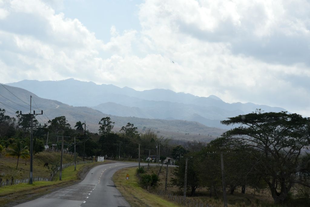 Avec au loin les montagnes de la Sierra del Escambray, nous nous approchons de la côte sud.