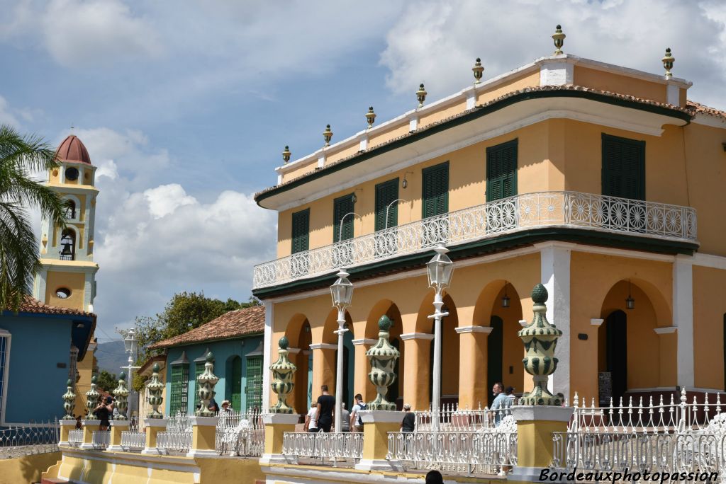 Le palacio Brunet est un hôtel particulier qui abrite  le Museo Romantico avec sa collection de mobilier et d'objets divers ayant appartenu aux riches familles locales.