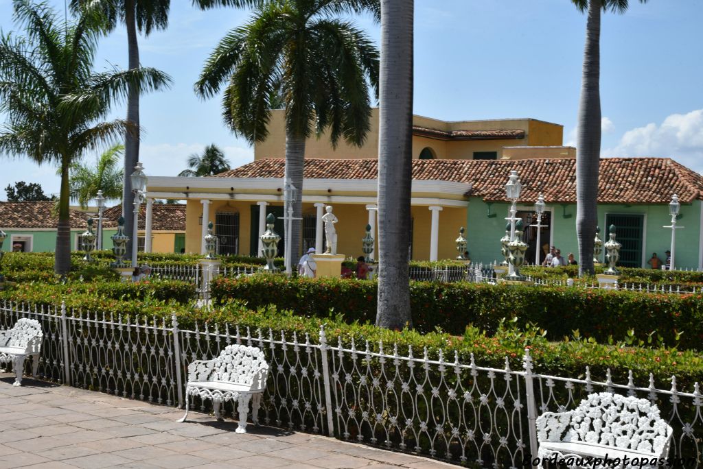 Les palmiers de la plaza Mayor font une ombre très appréciée car il fait très chaud à Trinidad. Les bancs blancs en ferronnerie très ouvragée font le bonheur des touristes.