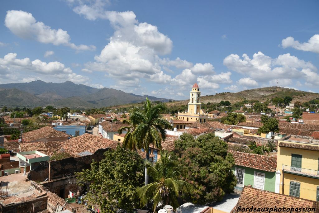 Depuis la tour de l'immeuble, la vue sur Trinidad entourée des montagnes de la Sierra del Camarguey est impressionnante.
