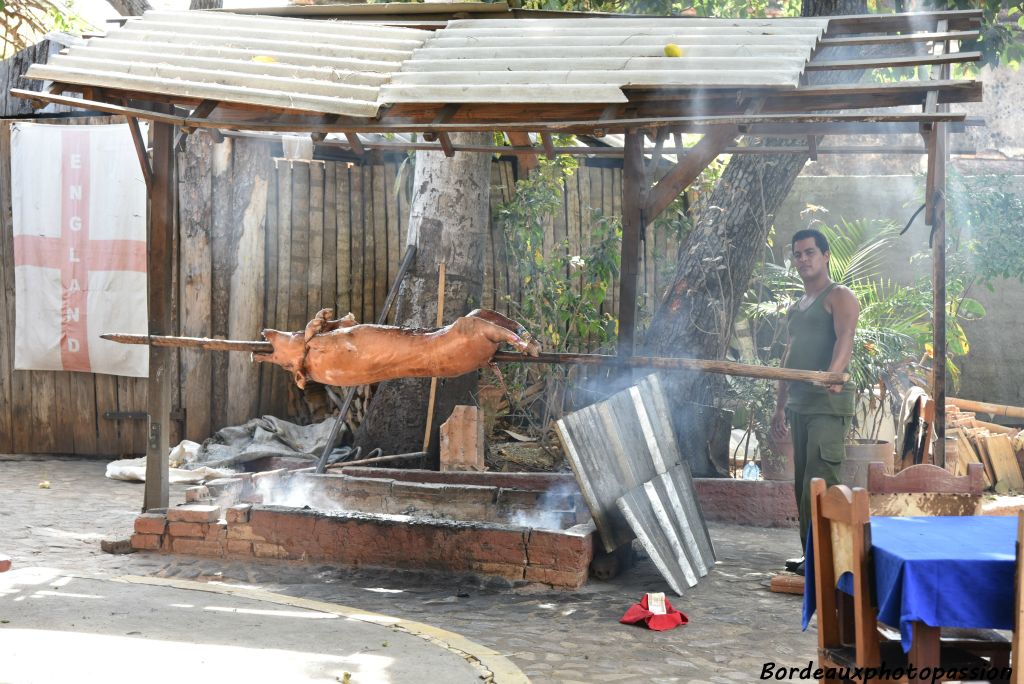 Le porc à la broche est un prétexte dès qu'il y a un peu de monde à nourrir, ce qui est souvent le cas pour les groupes de touristes.