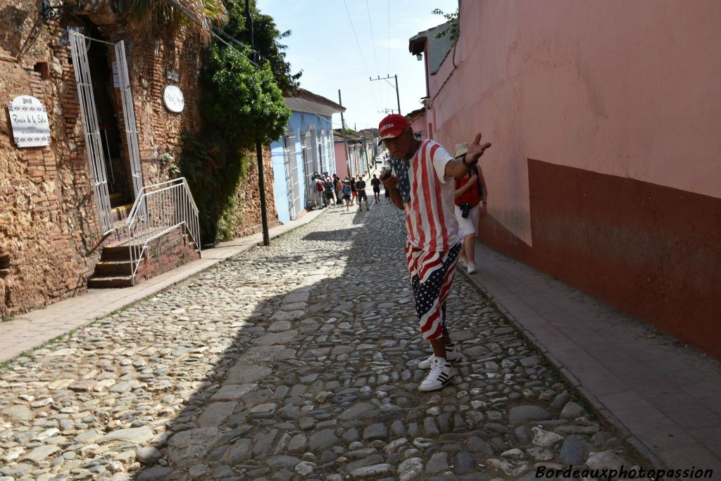 C'est le jour même où a été prise cette photo que le président Obama arrivait à La Havane sous la pluie. Voilà un fan pro-américain qui est resté à Trinidad.