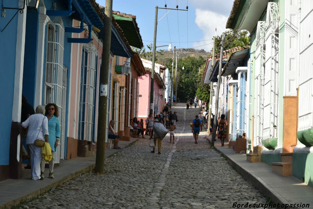 Les rues de Trinidad sont pavés avec les pavés de l'époque. Pas question d'être pressé ou de courir sinon c'est la chute.