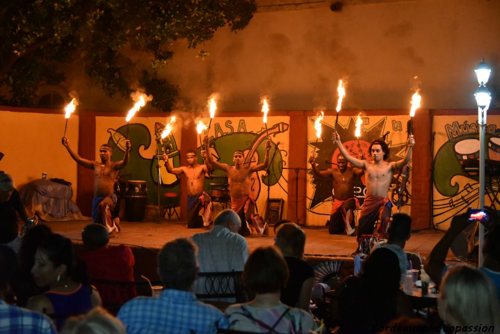 Après la danse place au spectacle africain pour rappeler peut-être que Trinidad a fait pendant très longtemps le commerce des esclaves.