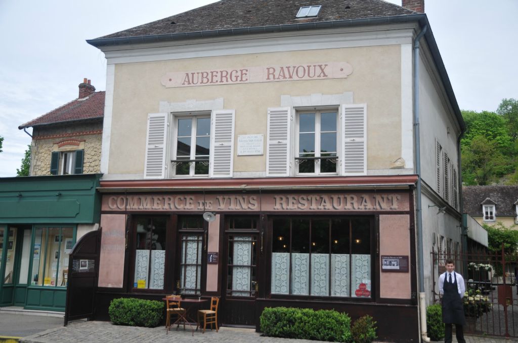 C'est dans cette auberge que s'est éteint Vincent Van Gogh en 1890. Sa chambre au dernier étage n'a jamais été relouée.