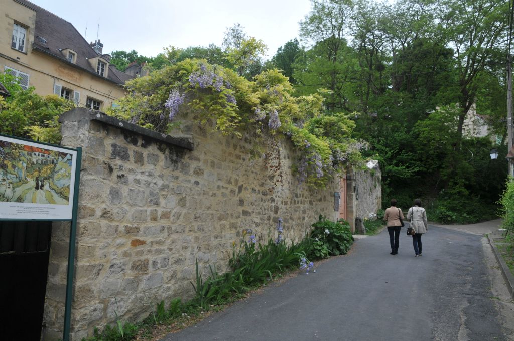 Promenons-nous dans les rues de ce village sur les traces de Van Gogh.  Ici "l'escalier d'Auvers" peint en 1890.