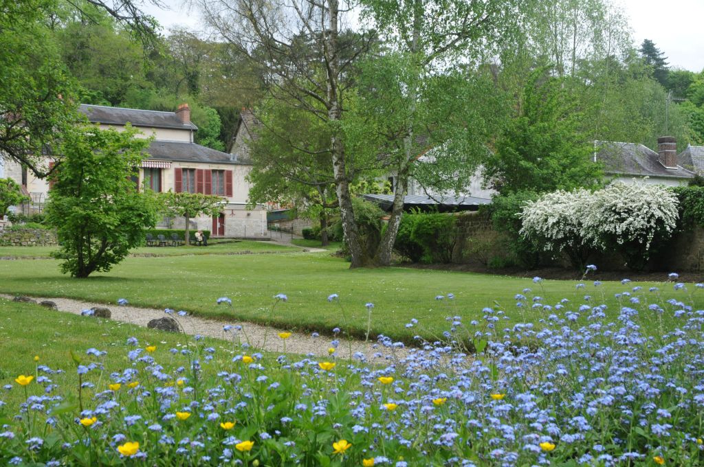 Le jardin et la maison-atelier  de Daubigny, peintre, précusseur de l'impressionnisme. Les murs de la maison ont été décorés par Daunbigny, Corot et Daumier.