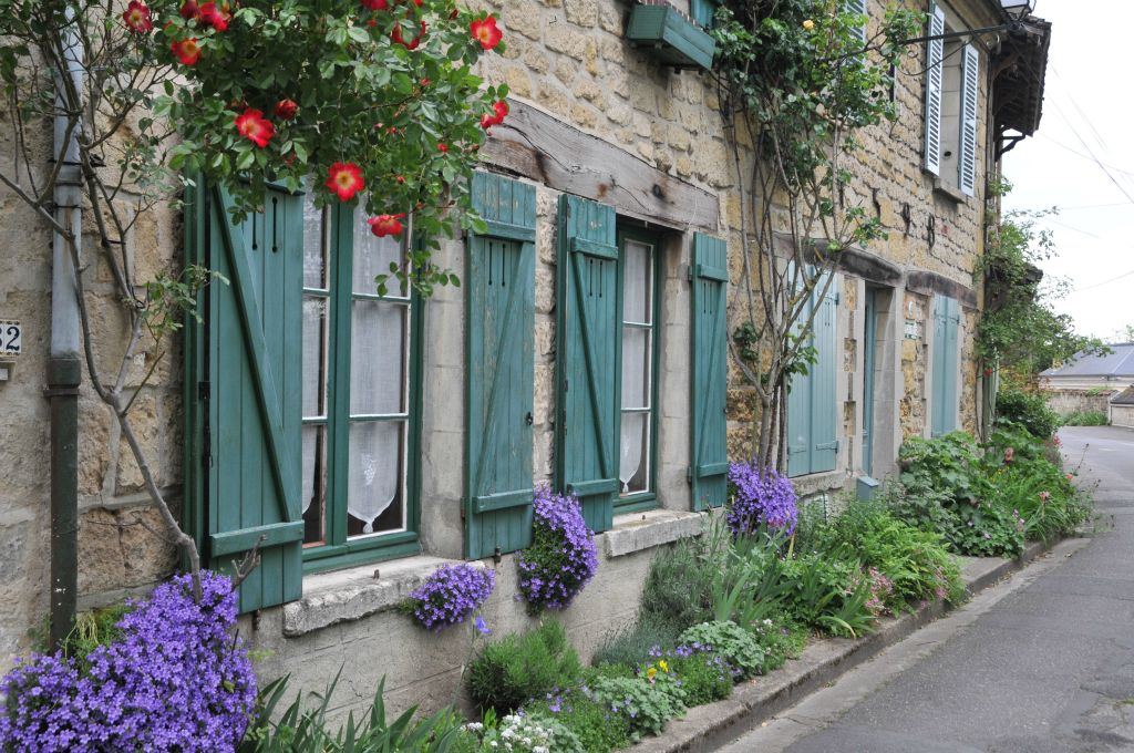 Des maisons fleuries, on comprend pourquoi Auvers a attiré aussi Monet, Pissaro et Cézanne.