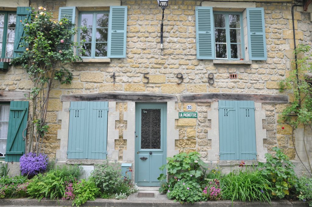 Auvers-sur-Oise « est assez loin de Paris pour que ce soit de la vraie campagne (…). Il y a beaucoup de villas et habitations modernes et bourgeoises très souriantes, ensoleillées et fleuries », écrivait Van Gogh dans une lettre à son frère, en 1890. 