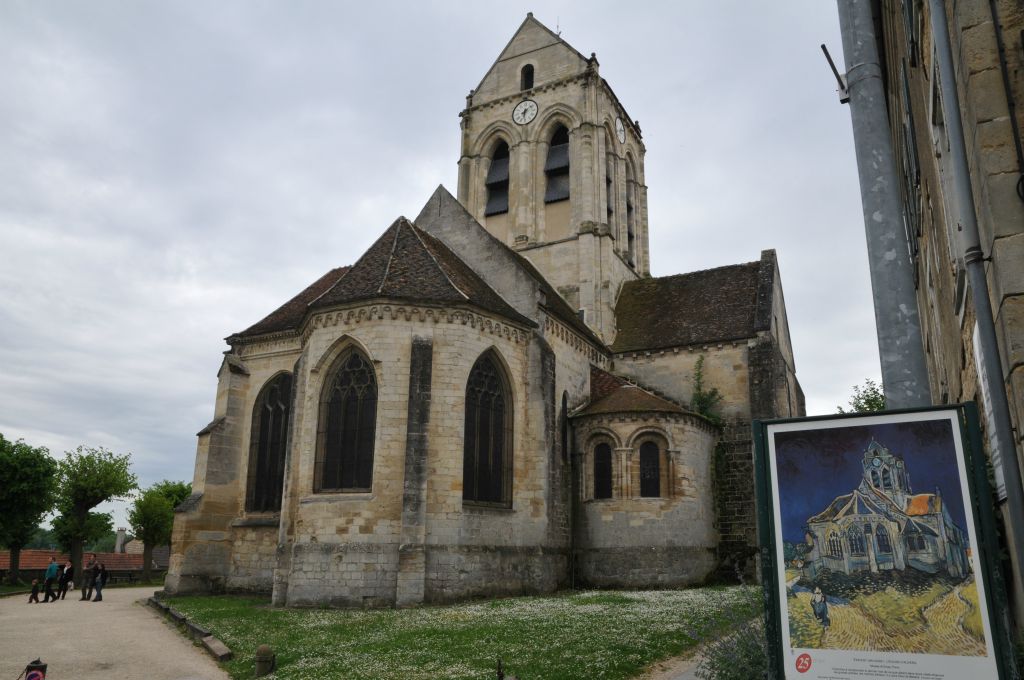 Van Gogh a déformé l'église d'Auvers, il a refusé aussi la perspective.