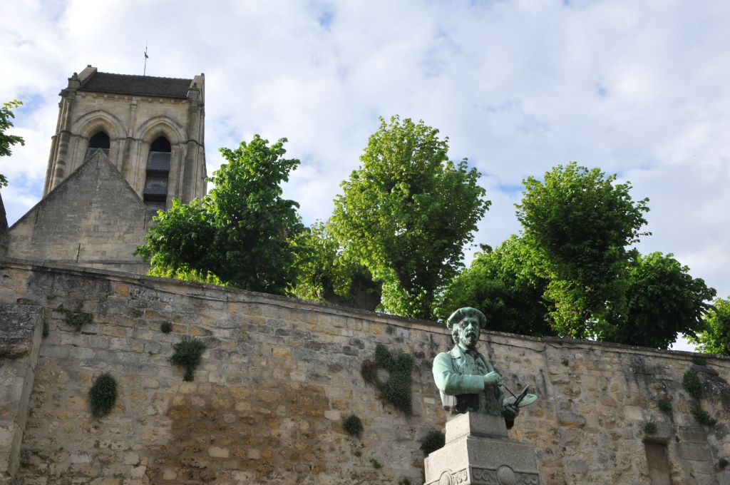 Près de l'église un buste du peintre Charles-François Daubigny, un des précurseurs de l'impressionnisme.