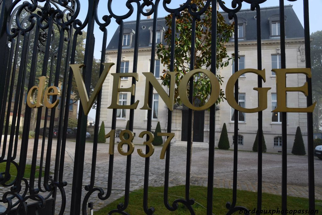 Sur l'avenue de champagne à Épernay, on retrouve beaucoup de grandes et vieilles marques de chamapgne. Il fallait se montrer !