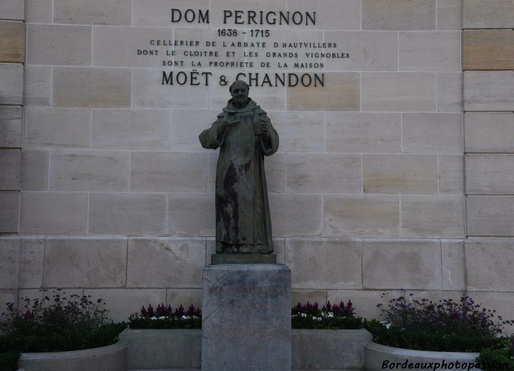 Le champagne doit beaucoup à Dom Pérignon.