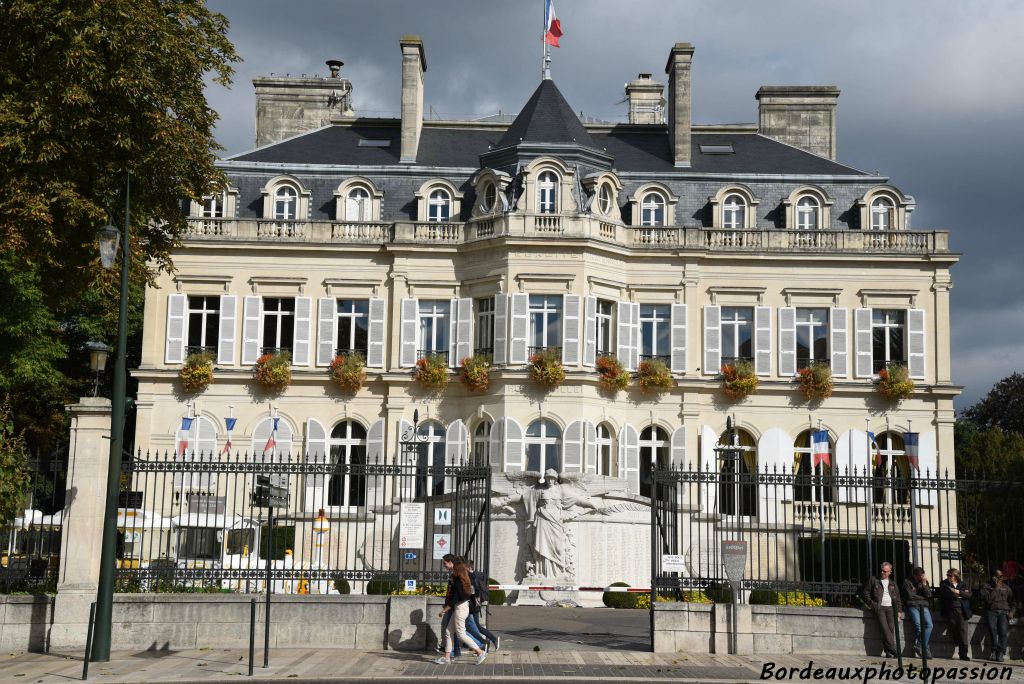 L'Hôtel de Ville est, à l'origine, un ancien hôtel particulier datant du XIXe siècle, propriété de la famille Auban-Moët.