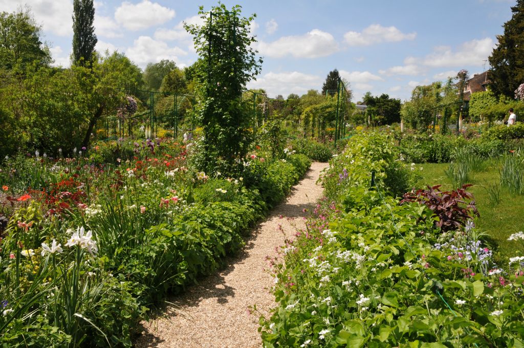 Une cinquantaine de jardiniers travaillent dans les serres et les jardins pour produire toutes les fleurs pour  chaque saison.