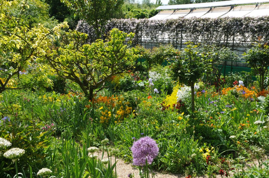 A l'arrière, les serres permettent aux nombreux jardiniers de cultiver  les plantes nécessaires pour les jardins d'avril à octobre.