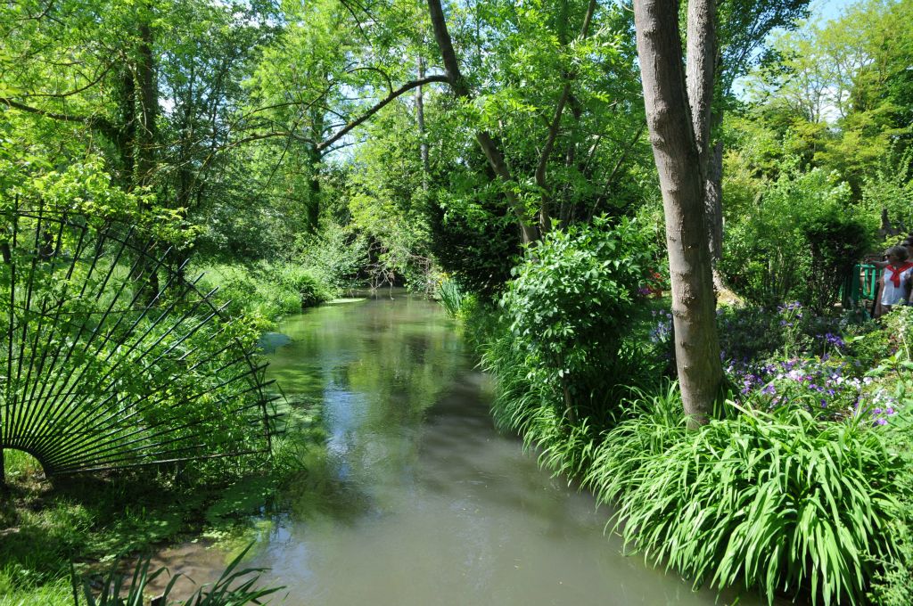 Pour passer du jardin "Clos normand"  au jardin d'eau, il faut emprunter un passage souterrain. L'eau y est omniprésente.