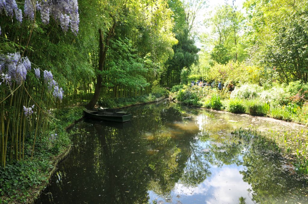 Chaque matin, un jardinier devait recueillir la moindre feuille qui pouvait tomber sur les nymphéas. C'était une exigence de Claude Monet avant que lui-même ne monte sur son bateau.