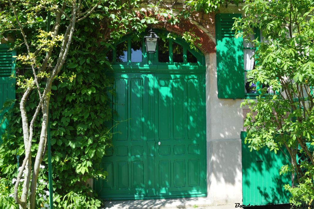 C'est Monet qui décide de peindre les huisseries en un vert peu courant à son époque et un rose pour la façade.