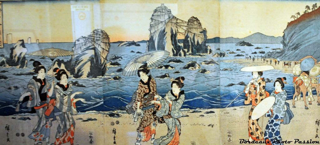 Surprise en entrant dans les premières pièces, plus de 200 estampes japonnaises authentiques attendent le visiteur.