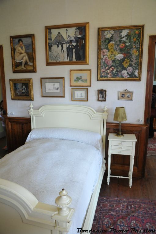 Le 5 décembre 1926, Monet rend son dernier soupir dans son lit. 