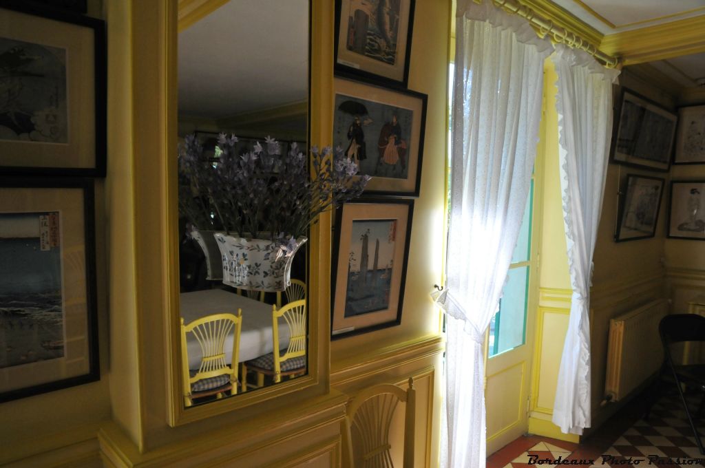 Au rez-de-chaussée, la salle à manger est jaune ce qui était une couleur moderne à l'époque.
