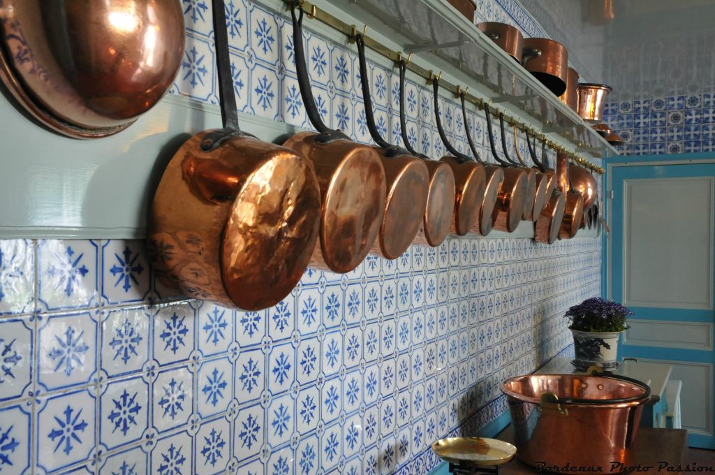 La cuisine aux carreaux bleus de céramique de Rouen est spacieuse. Elle communique avec la salle à manger.