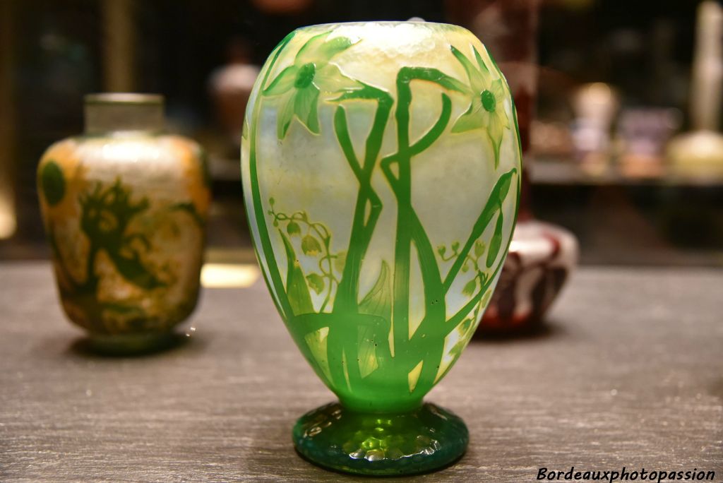 Vase narcisses et muguet 1903. Verre soufflé-moulé, triple couche gravé à l'acide et à la roue, martelé.