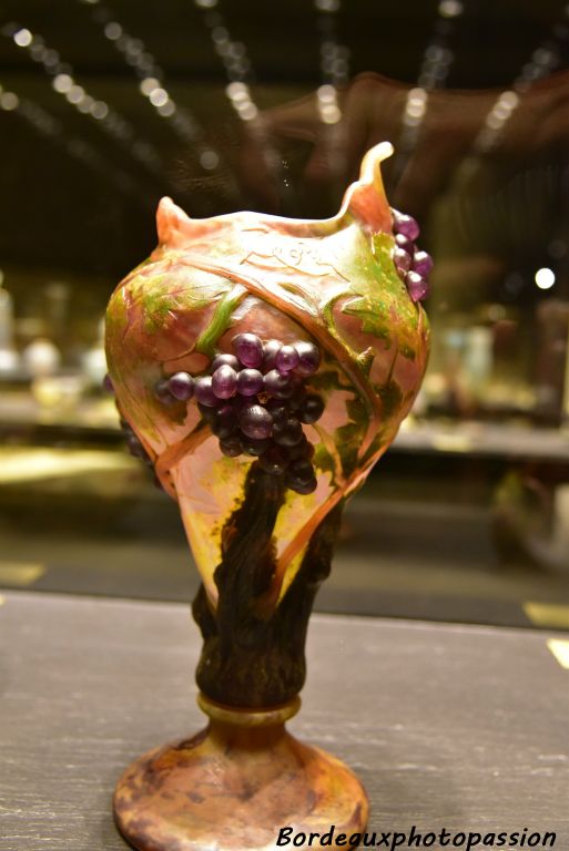 Vase à décor de raisins vers 1908.