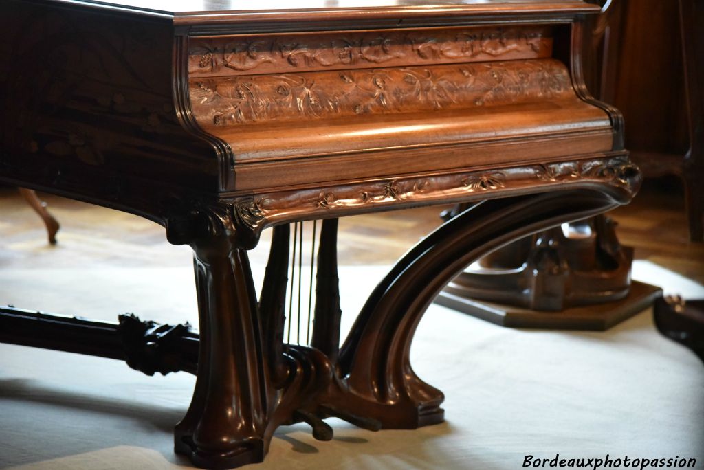 Piano à queue La mort du cygne de Louis Majorelle (1905).