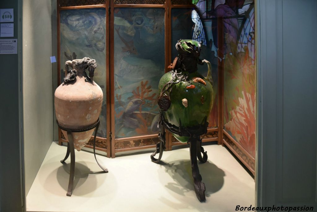 À droite, Emile Gallé, Amphore du roi Salomon, 1900. Verre soufflé, inclusions métalliques, gravure à la roue, applications ; monture en fer forgé. 