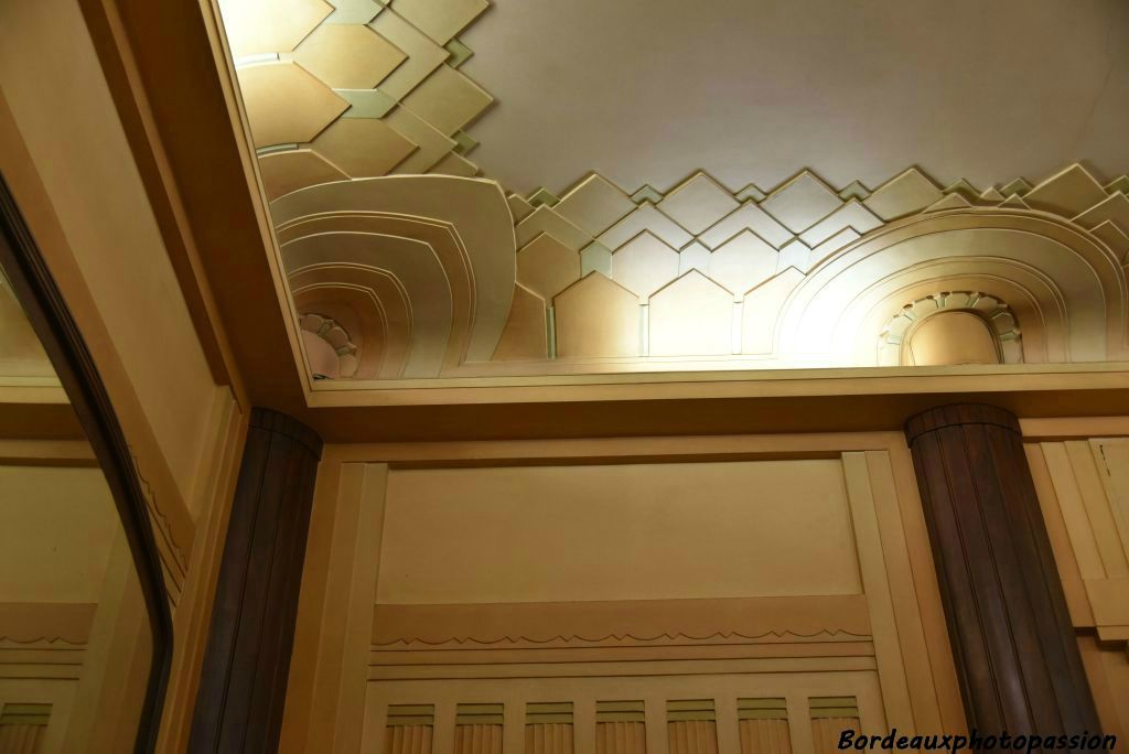 Plafond décoré de feuilles de palme et de frises en zigzag.