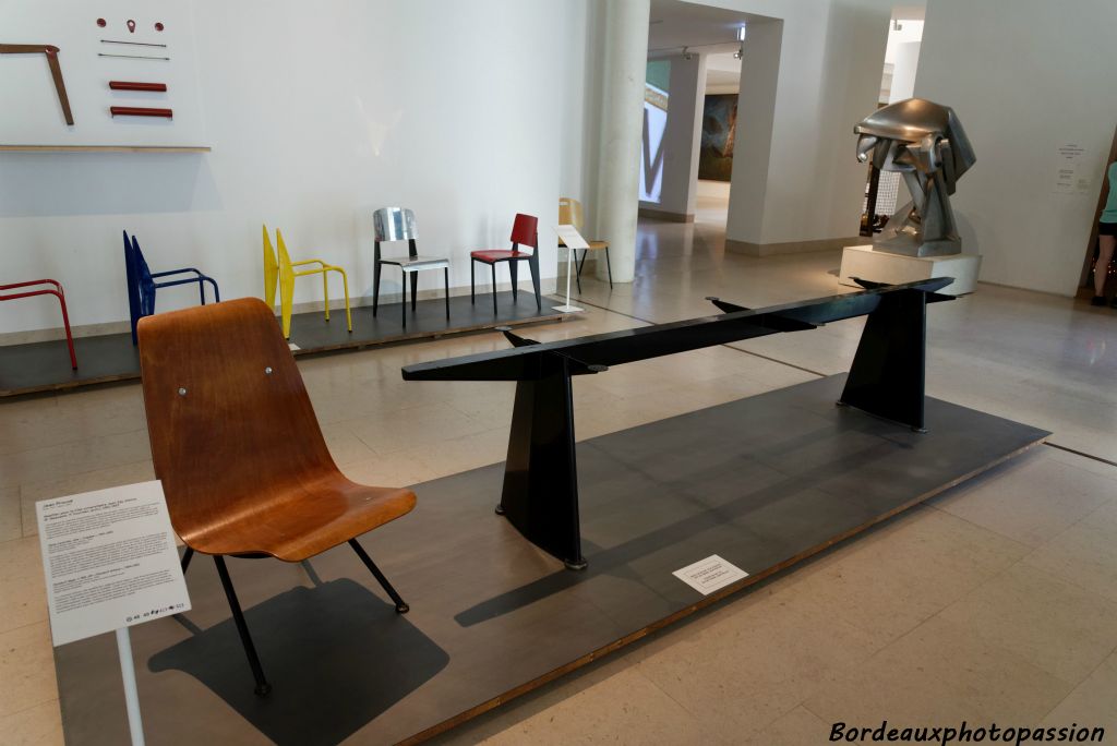 Mobilier pour la cité universitaire Jean Zay à Antony avec un fauteuil léger dit "siège de demi-repos".