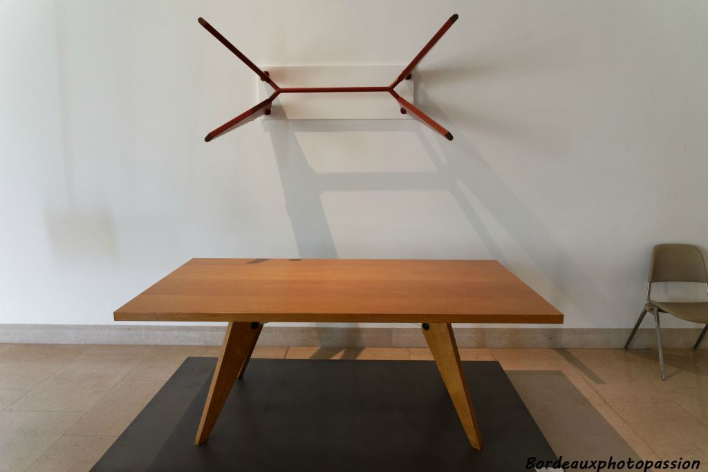 Table dite "salle à manger" 1952. Tôle d'acier et bois plaqué.