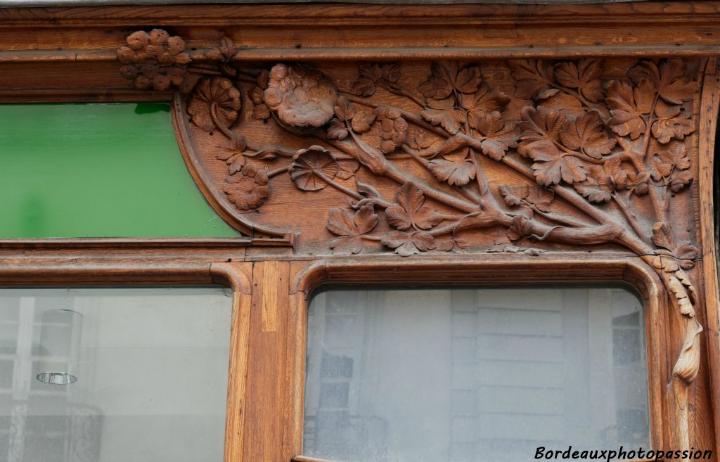 Il ne reste aujourd'hui que le bandeau en acajou décoré très art nouveau.