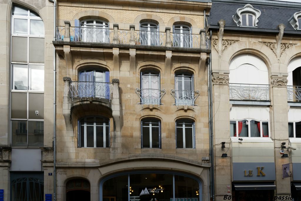 En 1901, Henri Cama, fabricant de chapeaux de paille fait construire par l'architecte Émile André un immeuble avec magasin, atelier et logement.