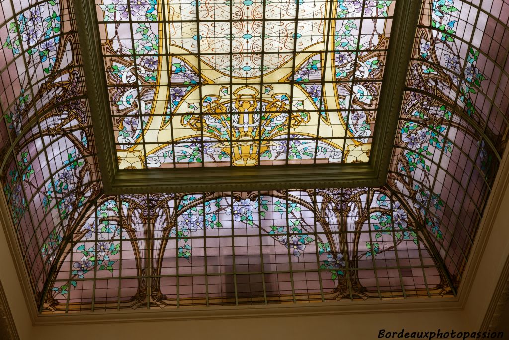 Cet immeuble type" École de Nancy" fut construit pour la banque du Crédit Lyonnais entre 1901 à 1902 par l'architecte Félicien César. 