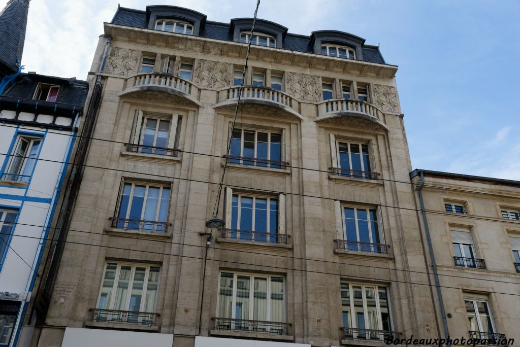 Ancien palais de la bière édifié en 1926 avec trois travées identiques séparées par des pilastres nus.