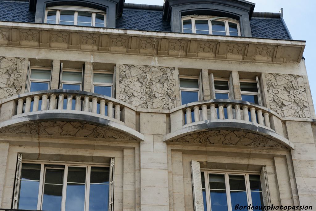 Le décor se concentre sur la partie supérieure tapissée de houblon stylisé en méplat Art Déco.