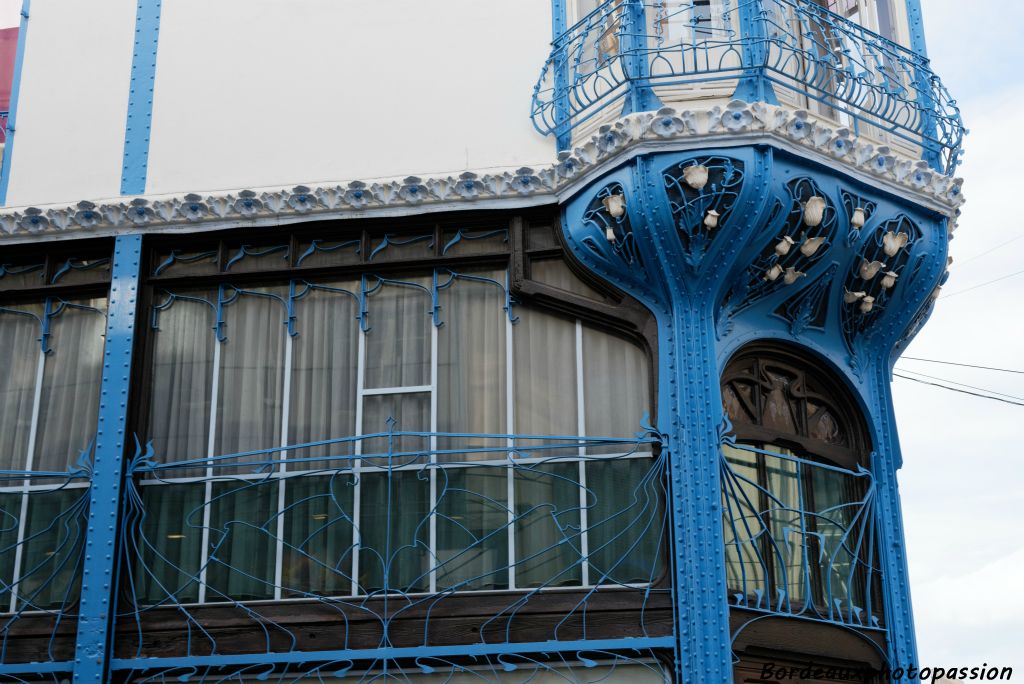 Ce bâtiment est le fruit de la collaboration entre architectes et ingénieurs, sans précédent à Nancy. Cet édifice réussit la synthèse recherchée par l’École de Nancy, 